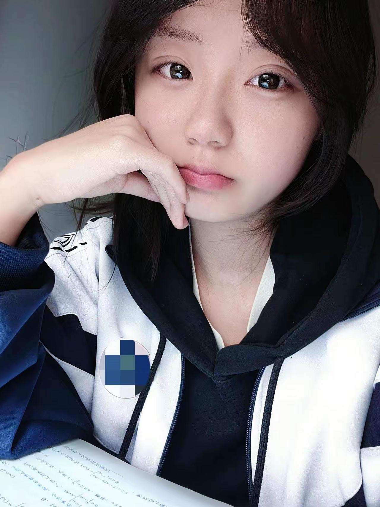 沉思的少女，黑白校服，静谧时光