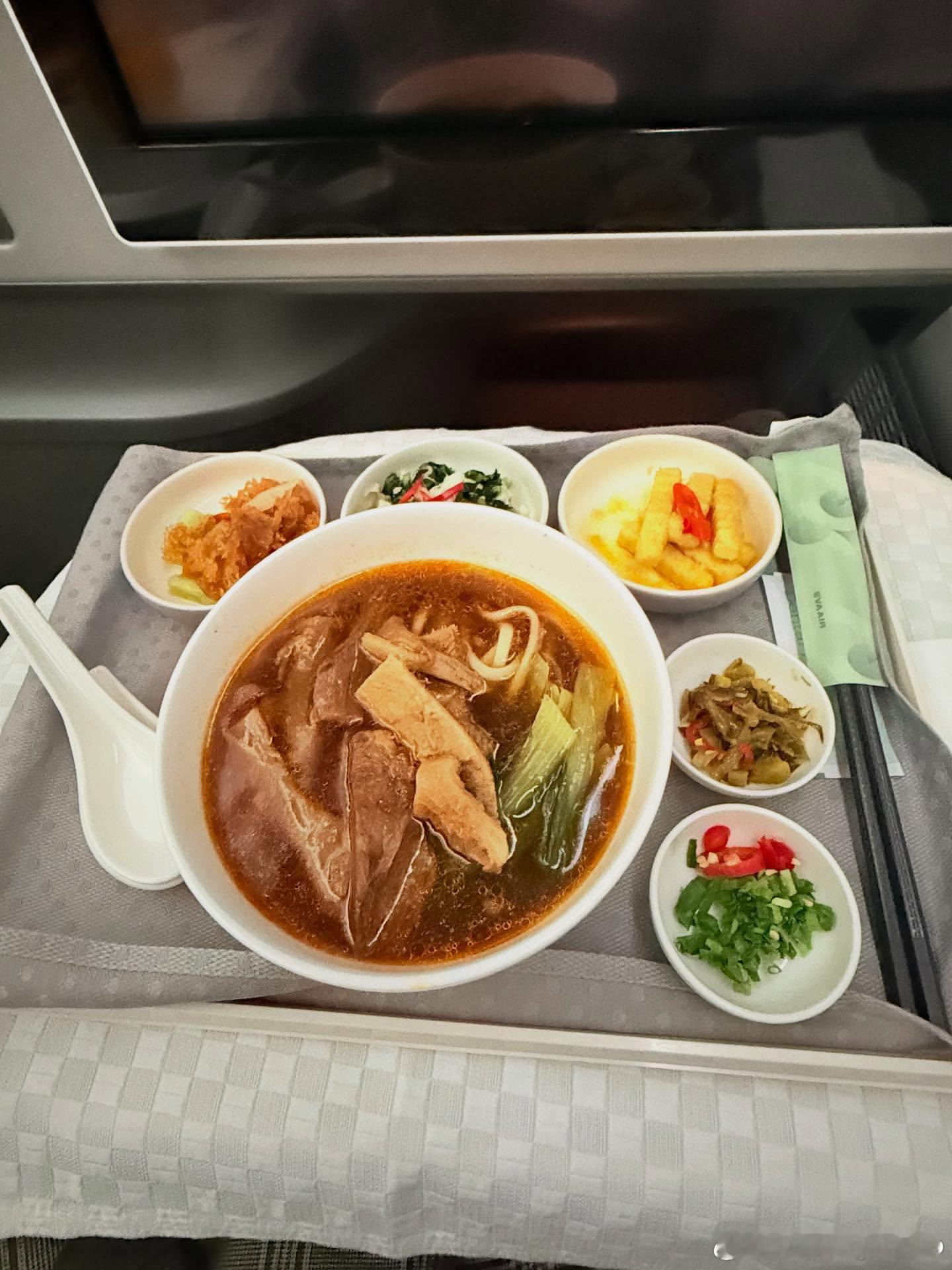 米奇林☁️更新ig：EVA AIR ✈️牛三宝面🐮 美味蟹堡🍔 ​​​