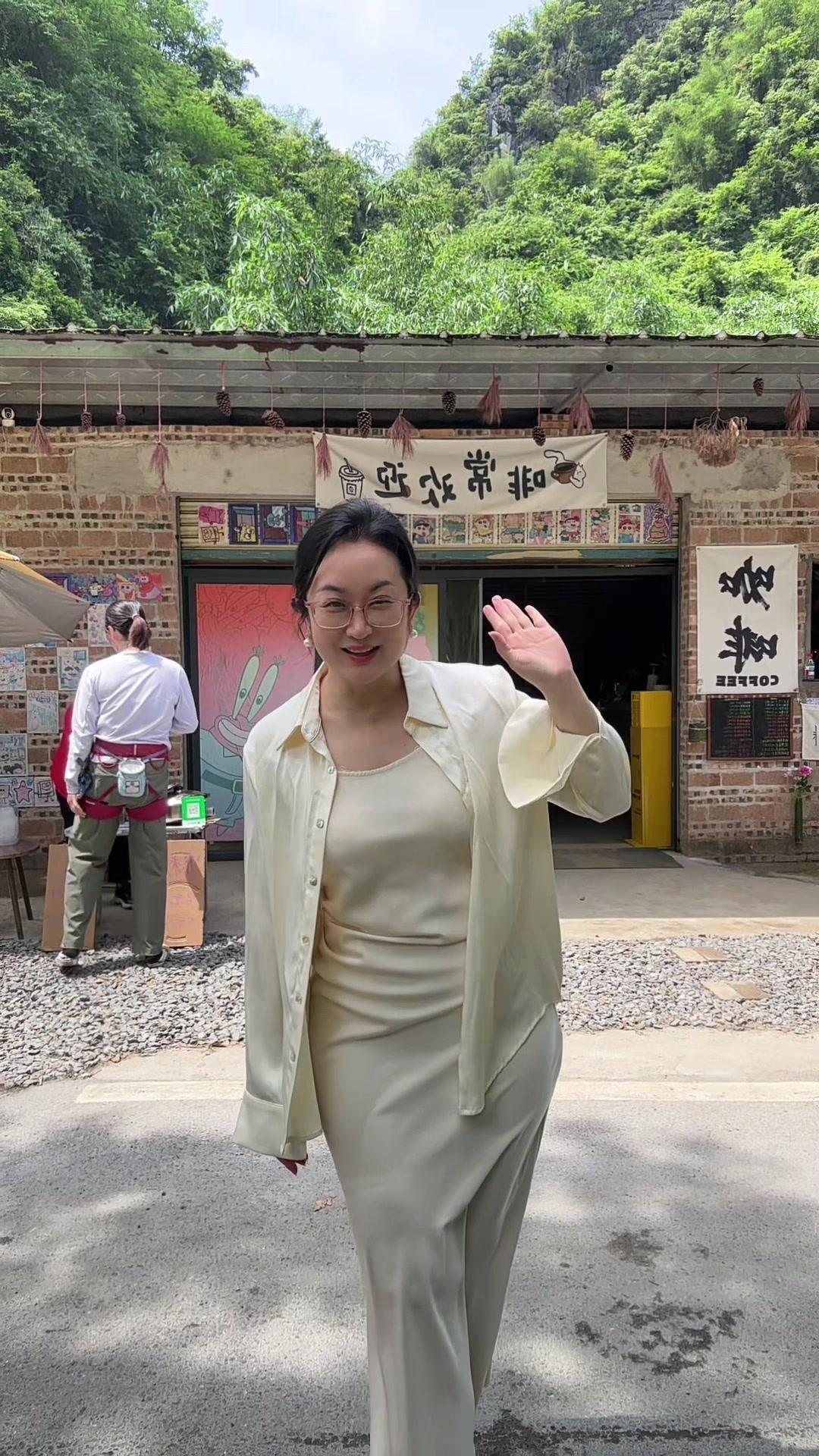 收到店老板的咖啡邀请，很荣幸能坐在山边的小屋里，阳光透过树叶洒过来，咖啡的香气混
