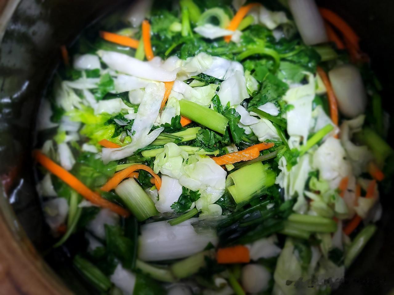 昨天腌了水咸菜，为冬天做储备。其实腌完了第二天就能吃，但我腌了一缸，留点冬天配白