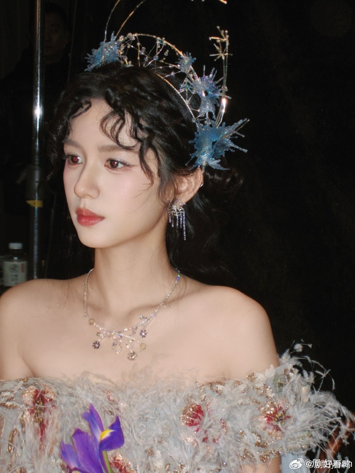 周也 油画神女 周也的油画神女风太绝了！微博之夜这身干净又仙气，轻纱羽毛仙气飘飘