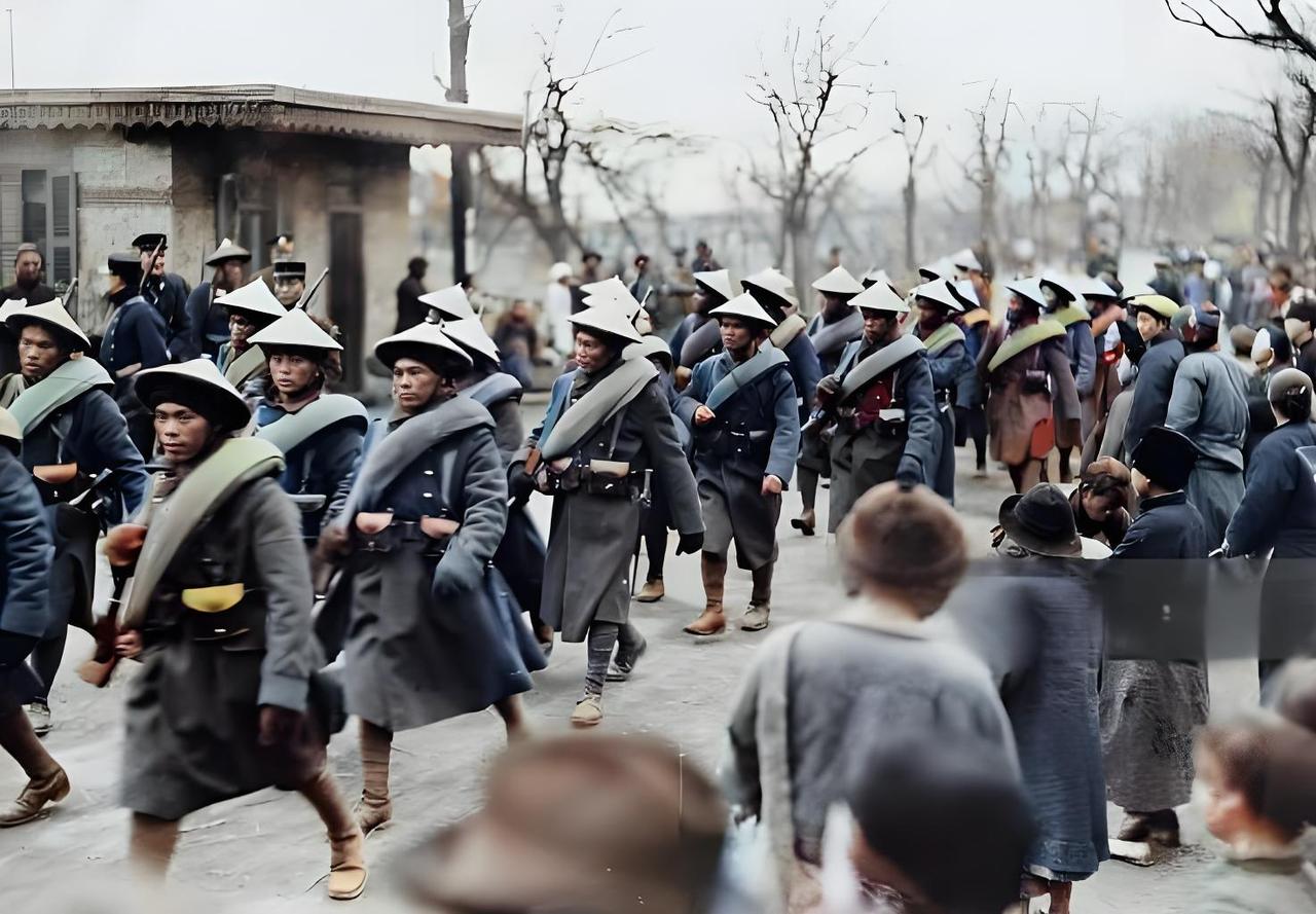 这张1927年3月的照片可真把上海那会儿的乱哄哄气氛给抓住了！画面里，一队法国殖