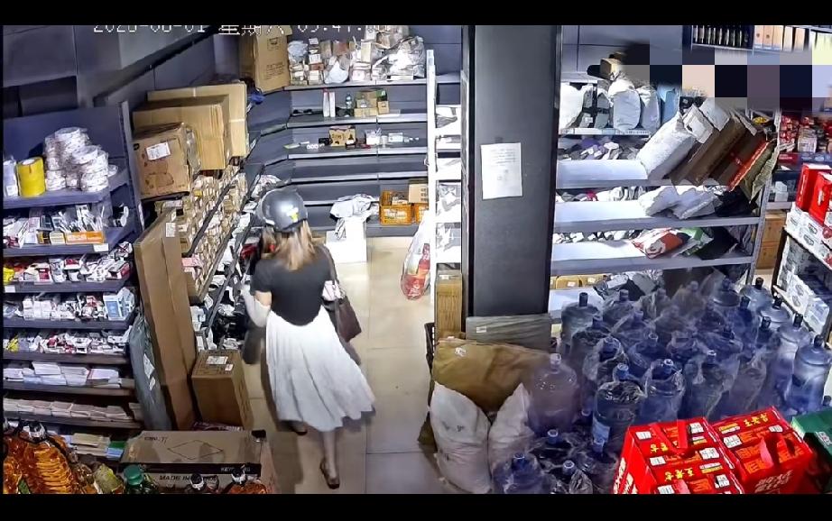 快递驿站，女子莫名其妙扔快递，被发现了还骂人！是在家在单位受了气，来快递站撒气来