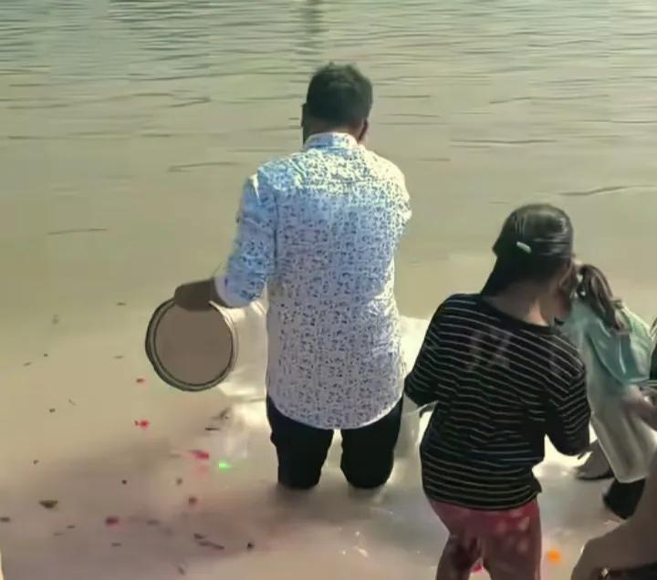 恒河倒奶喂神 男子刻意避开饥饿孩童
 2026年1月21日，印度恒河畔，男子举着