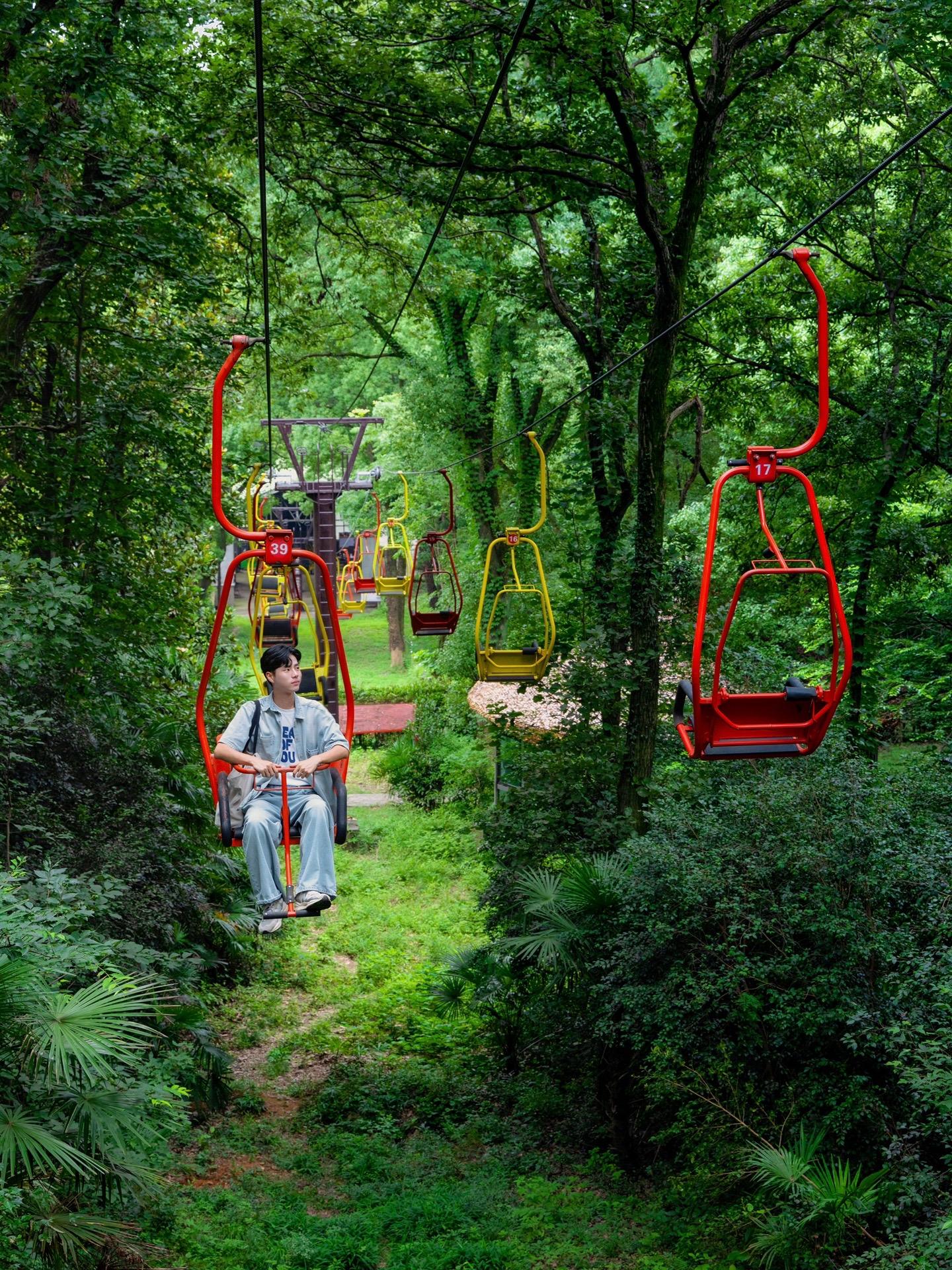 2023年，我去过最浪漫的9个地方～💚
.
2023是我旅行的第3年～
在追求自由与浪漫的路上
奇妙的大自然时刻都在鲜活的变化
时间 光影 状态 氛围
还有当时的心境，情绪都难以再次复刻
……
“那些你看见过的壮丽景色和事物，浩瀚无垠的银河与大海，令人屏息的险峻山川，和静谧安详的田野，都会成为你人生的财富，给予你平静而强大的力量。”
.
对我而言
在这勇敢且浪漫的23岁
每个鲜活的瞬间，都有它的故事
.
❶南京｜紫金山探险公园
「坐一次绿野仙踪童话小索道」～💚
.
❷川西｜冷嘎措
「日落雪山，铺面而来的