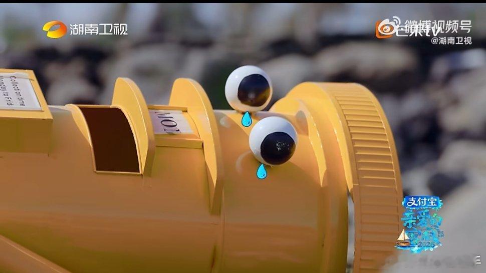 王鹤棣向邮筒道歉王鹤棣好心扶起抱抱邮筒，结果邮筒又不争气倒下，还吓了他一跳，只好