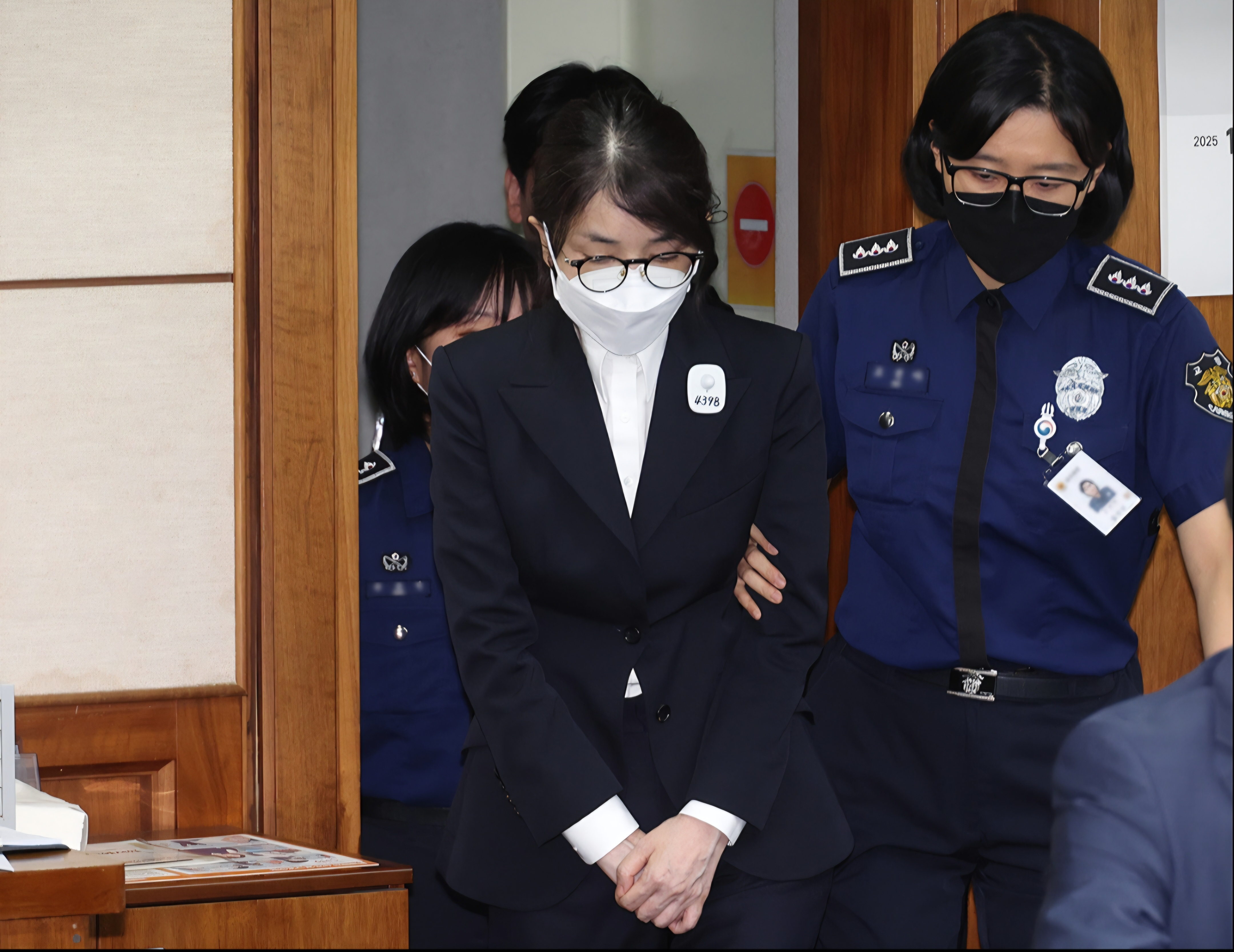 【#金建希出席庭审#】韩国前总统尹锡悦夫人金建希24日下午来到首尔中央地方法院，