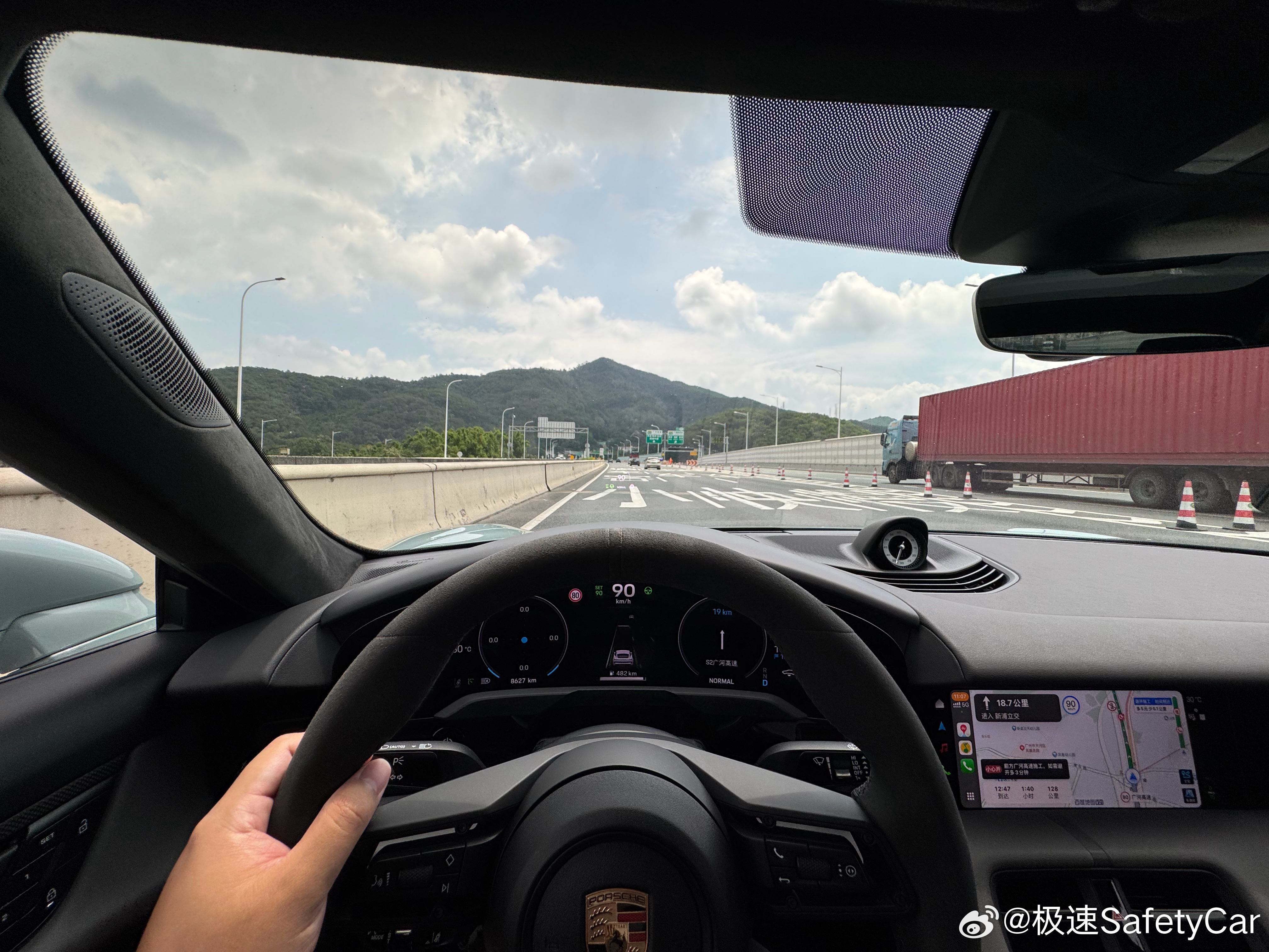 今天好好试了一下这台车，感觉能说的还挺多新款的方向盘更性感了，悬浮镂空的按键非常