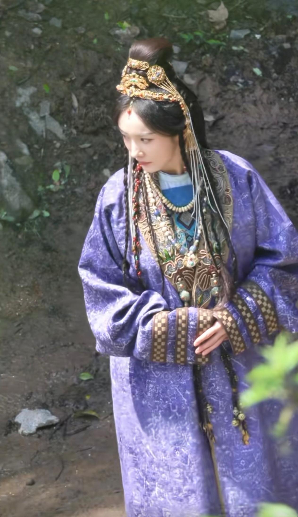 杨幂《江山大同》的路透啦，每一帧都好美！
       那套紫色古装造型华贵又别