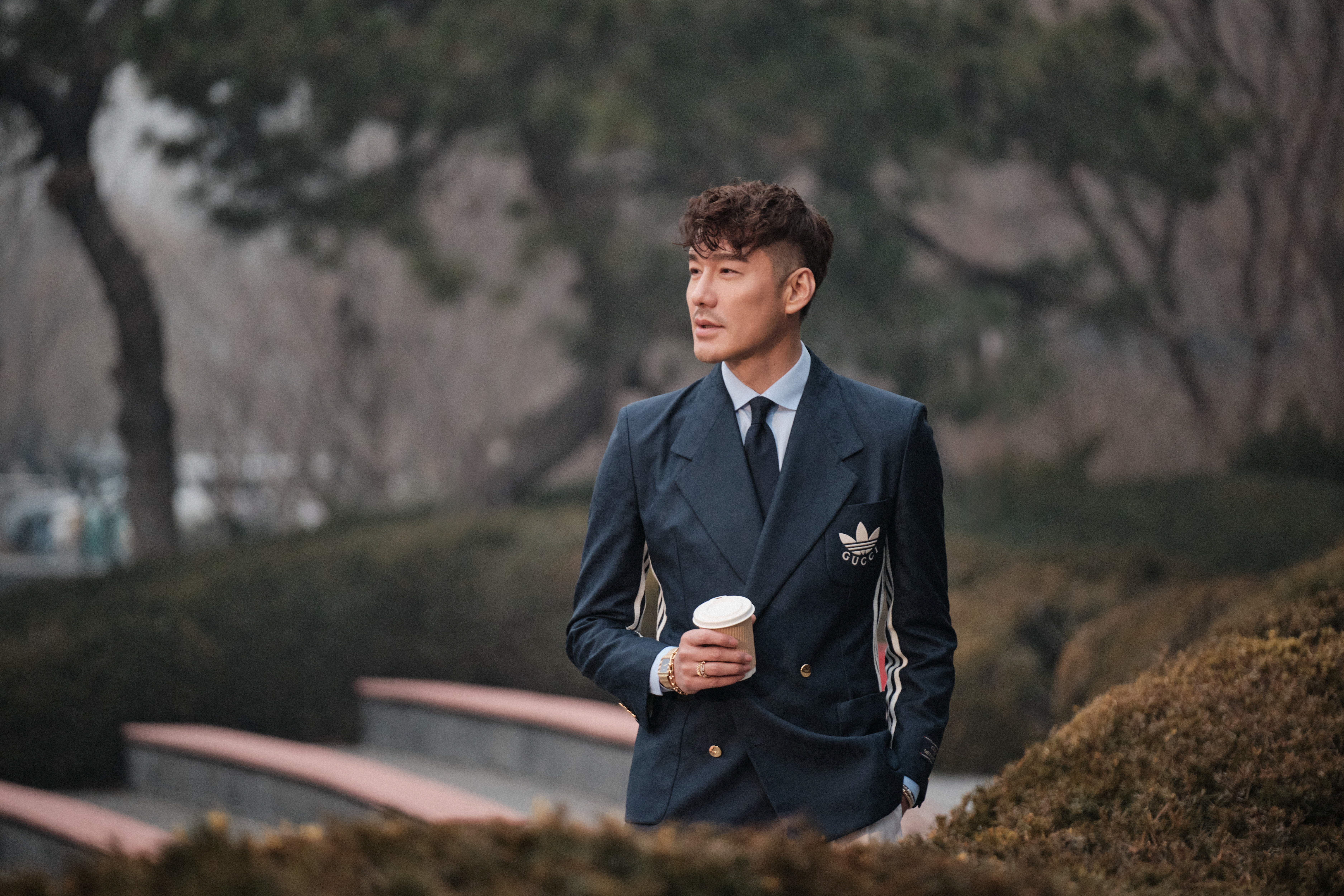 胡兵刘晓庆手牵手走红毯2025搜狐时尚盛典太会了！胡兵刘晓庆手牵手走红毯，步履从