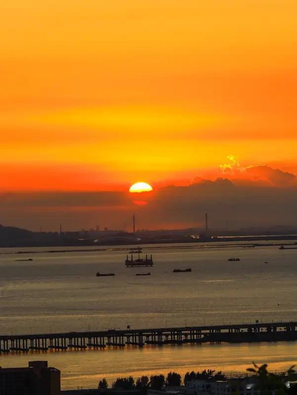 我也来分享一张我随手拍的风景。那是之前去海边玩的时候，傍晚时分，我不经意地按下快