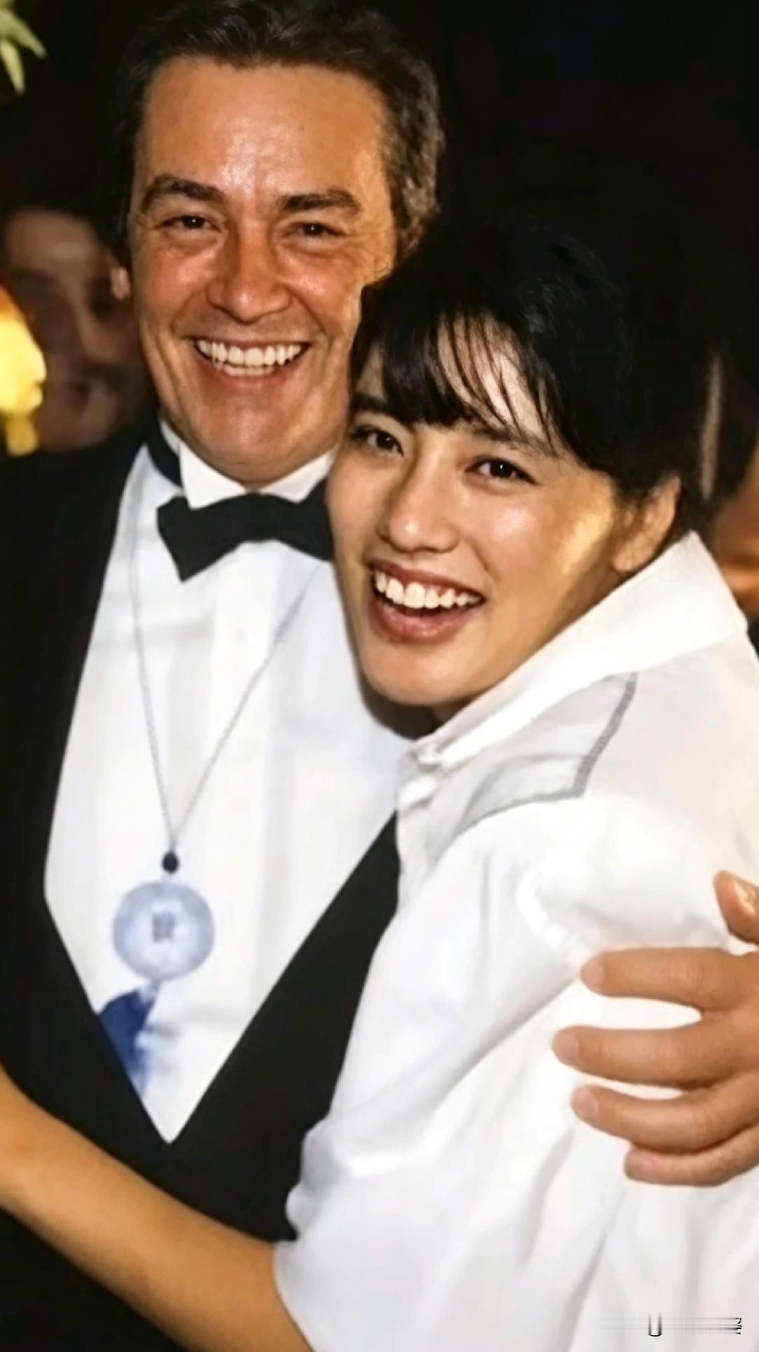左边男士：阿兰·德龙，经典《佐罗》扮演者，法国世界级老牌影星；
右边女士：李凤绪