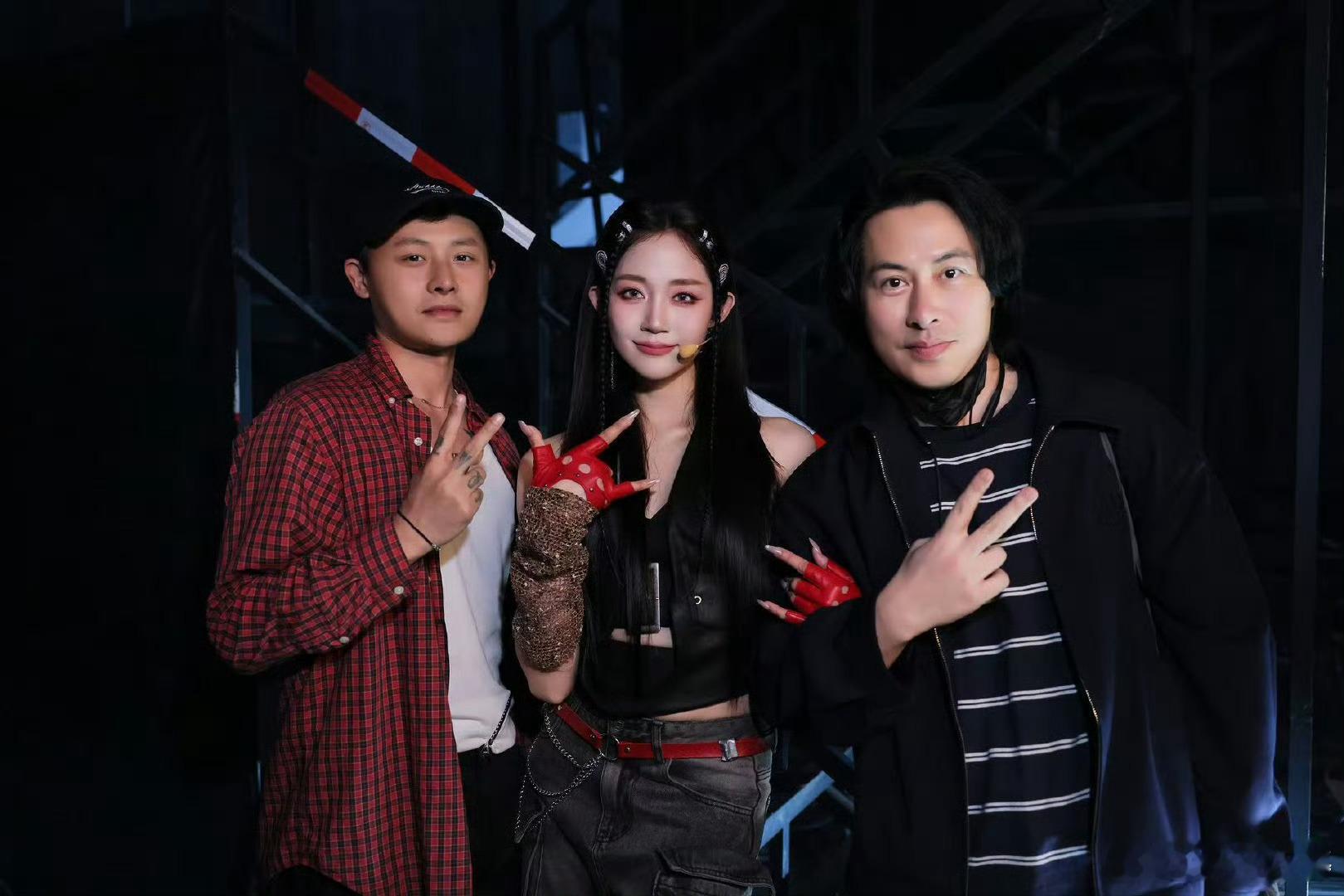 乌兰图雅者来女万千惠直播今晚谁懂啊!者来家族全员齐聚乌兰图雅直播间，万千惠主持稳