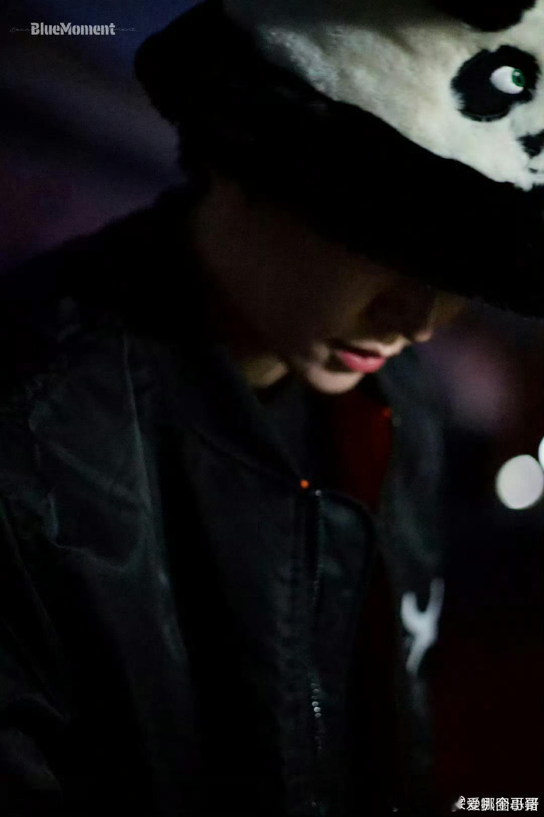 刘雨昕今天上班饭拍路透～可爱的🐼帽子[哇] 