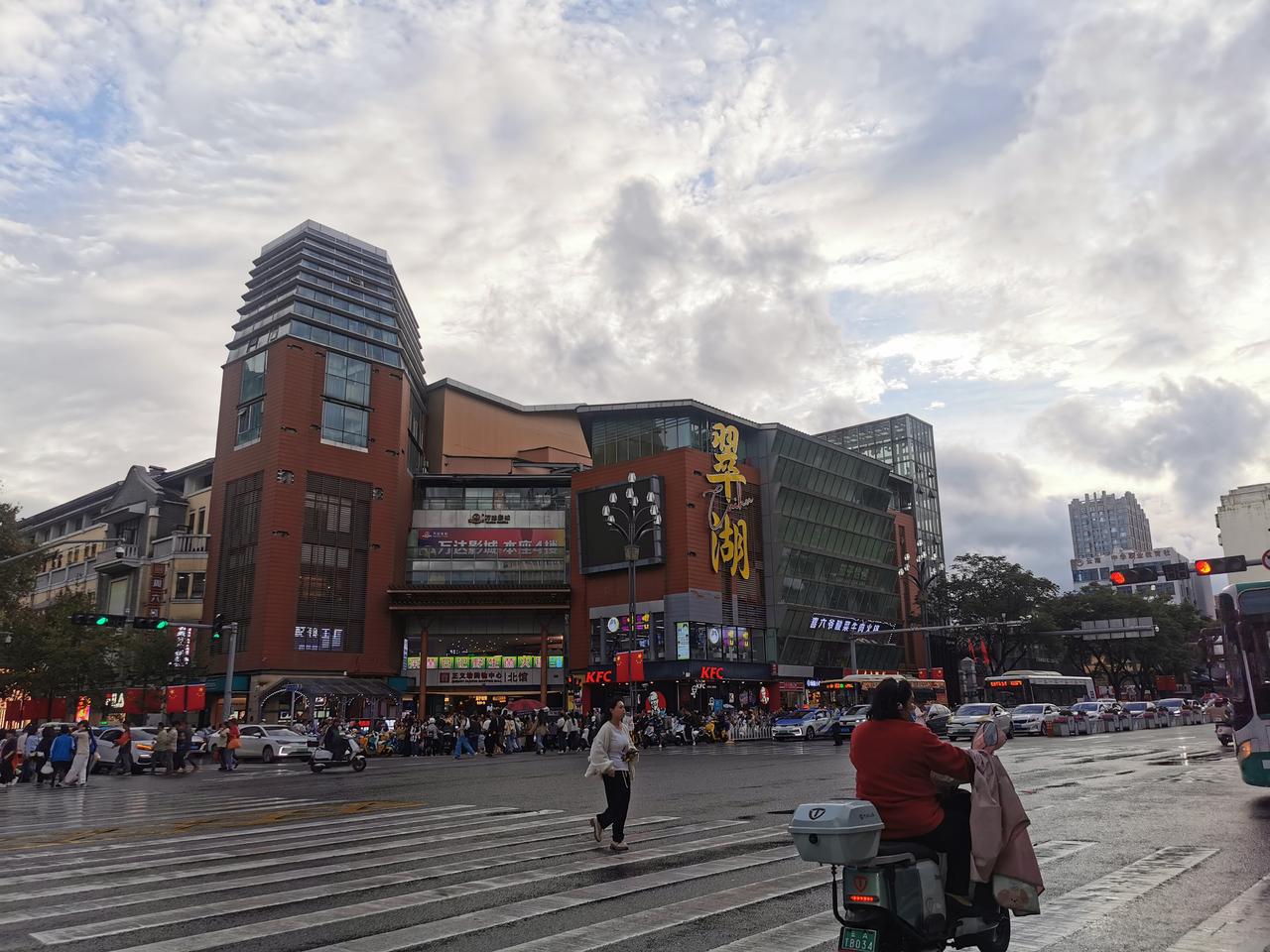 国庆节昆明南屏街、正义路、景星街这一片还是很热闹的，有老老少少一家人吵吵闹闹的，