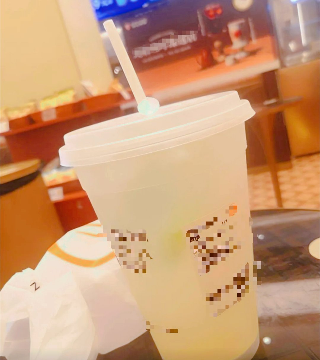 📱没电了，找了一个有插座的位置来一杯柠檬水 ​​​