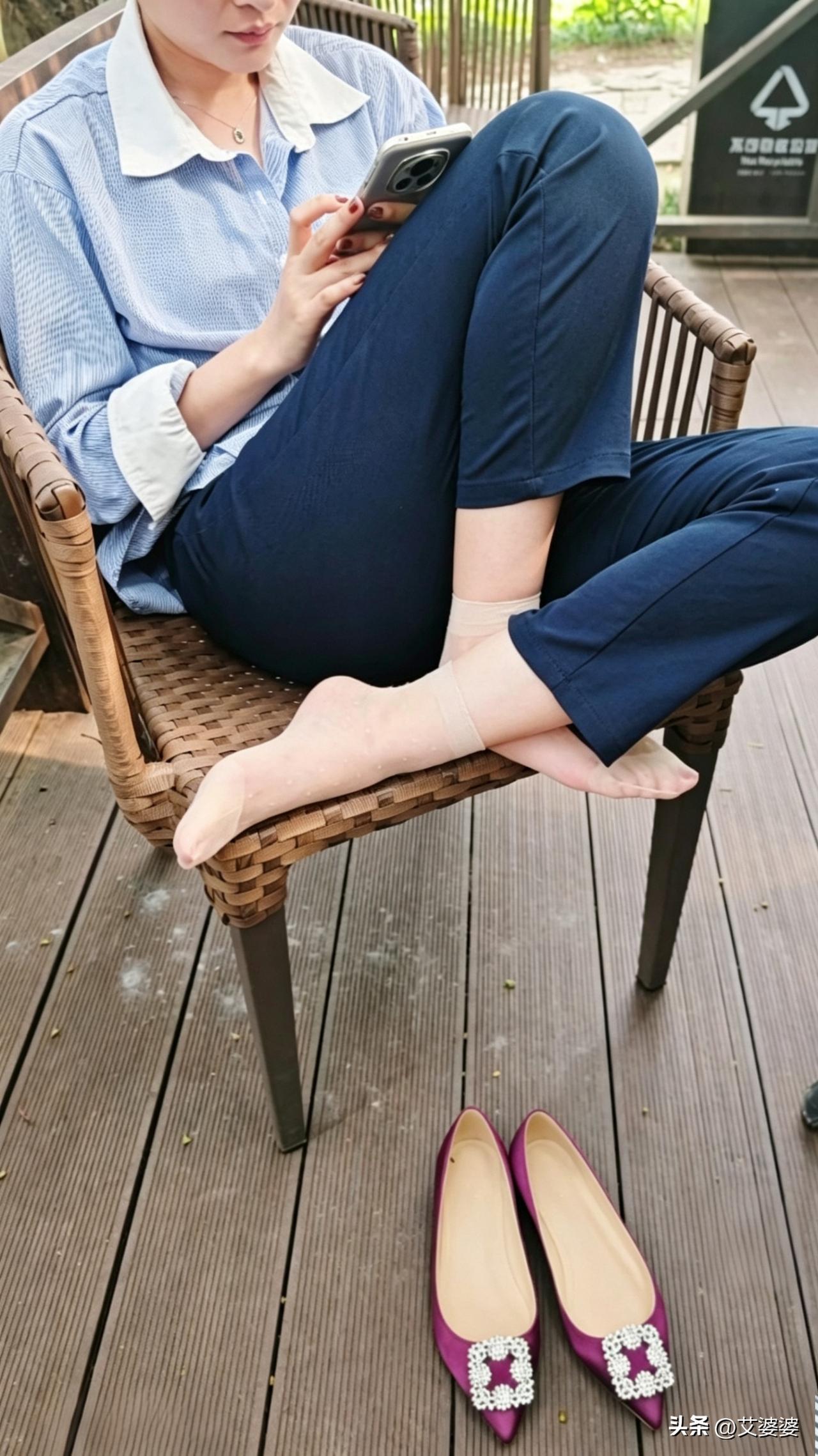 往椅子上一瘫，哪还顾得上什么坐姿，怎么舒服怎么来。
