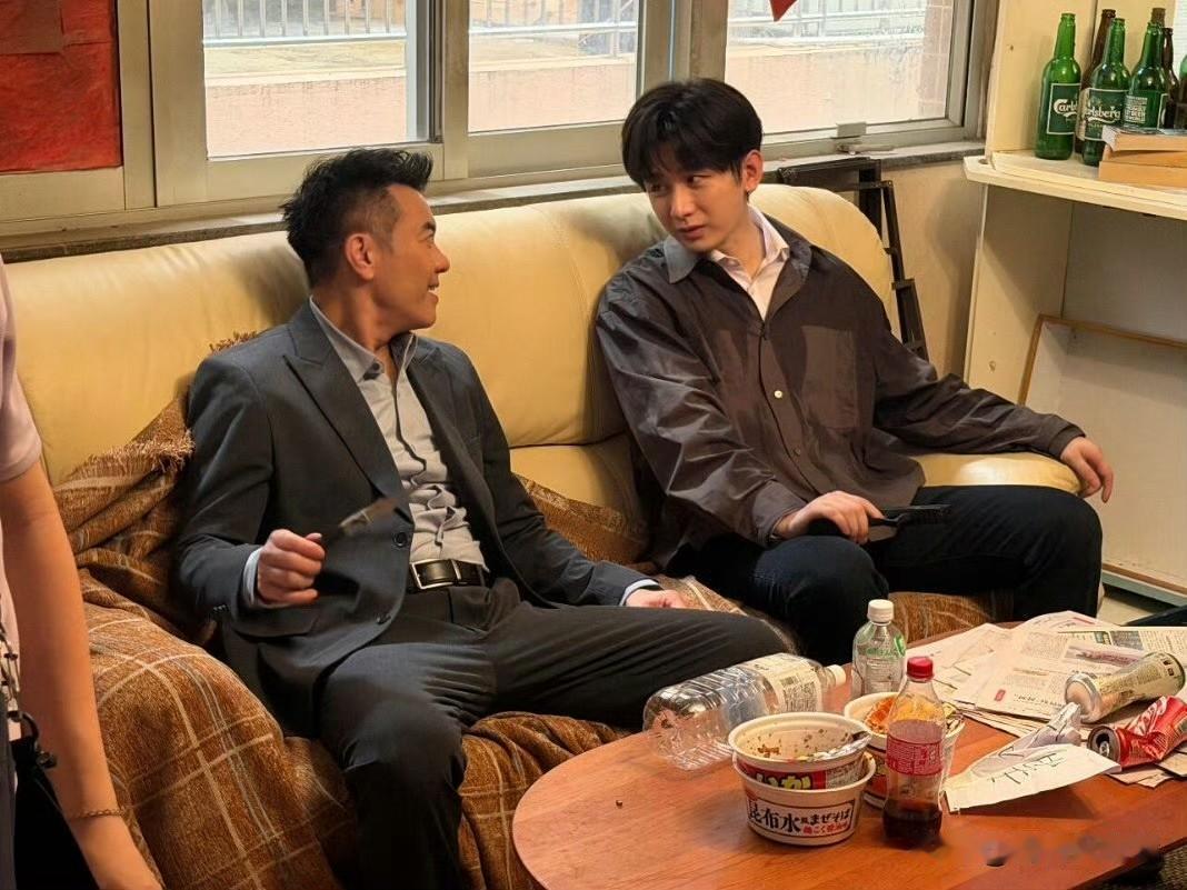 梁汉文晒出成毅在《狩谎》片场的随拍，画面里饰演林彦廷的成毅沉稳内敛，举手投足满是