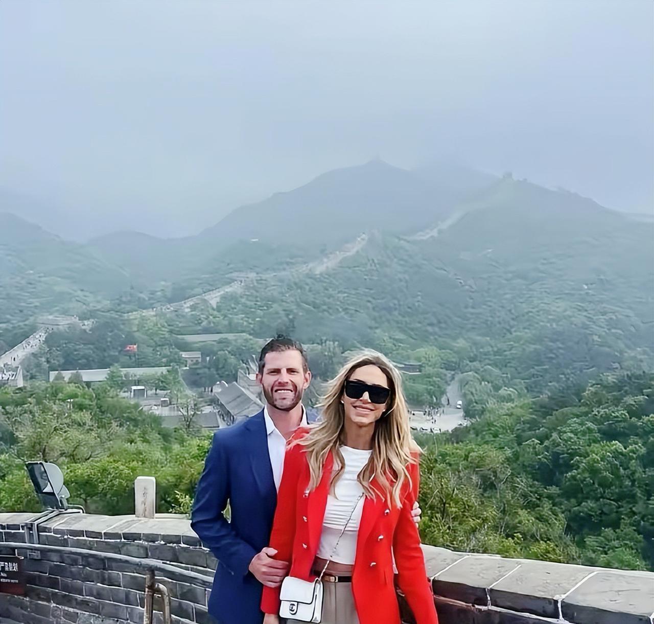 你知道吗？特朗普前脚刚回国，他二儿子埃里克和儿媳劳拉就直奔长城去了。两人穿着休闲