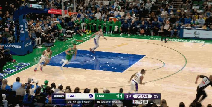 撕穿防线！詹姆斯这记长传太写意了！
在今天NBA常规赛湖人对阵独行侠的第一节比赛