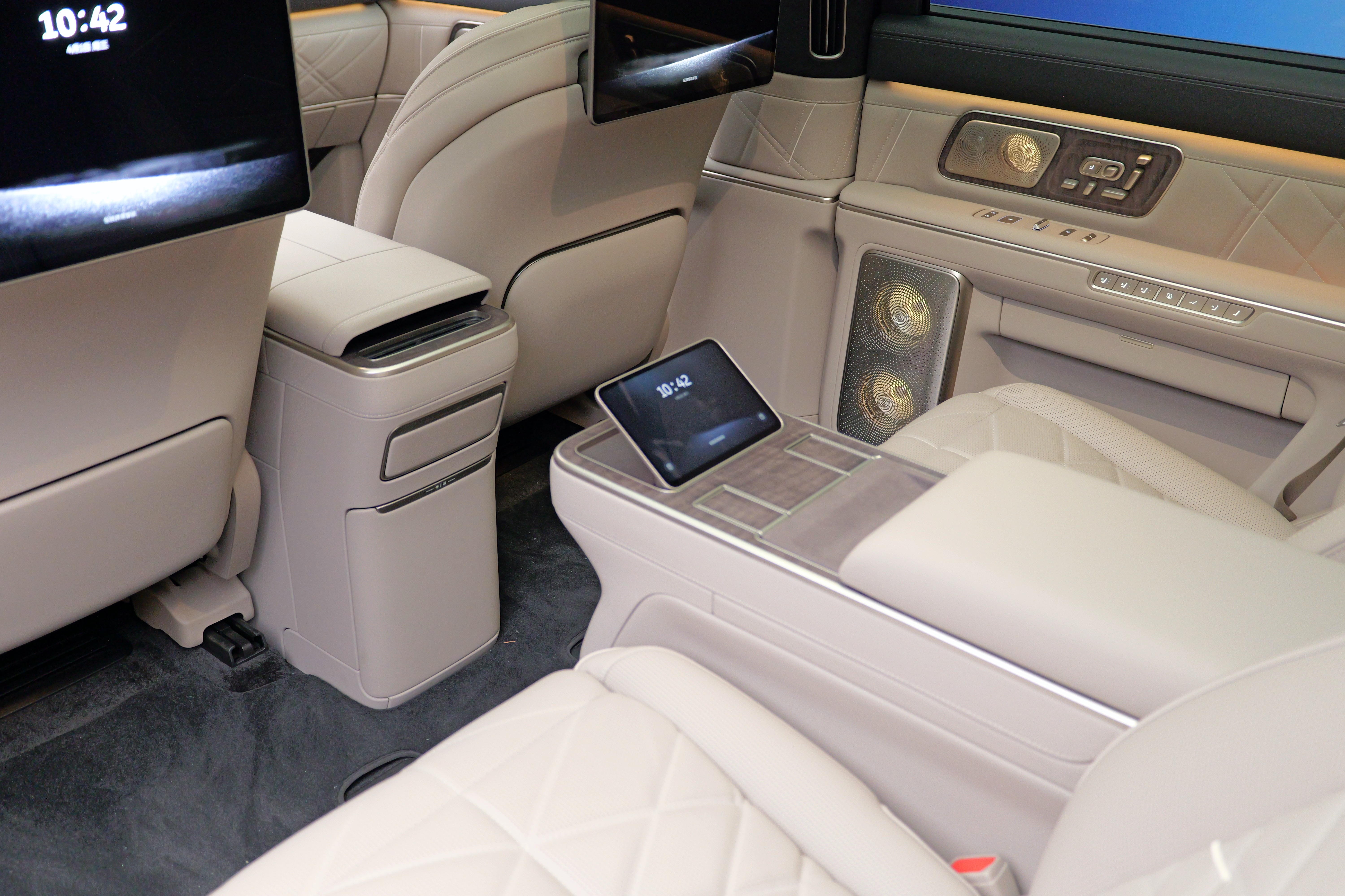 【问驾实拍图赏】：蔚来ES9蔚来ES9中国元素大v聊车