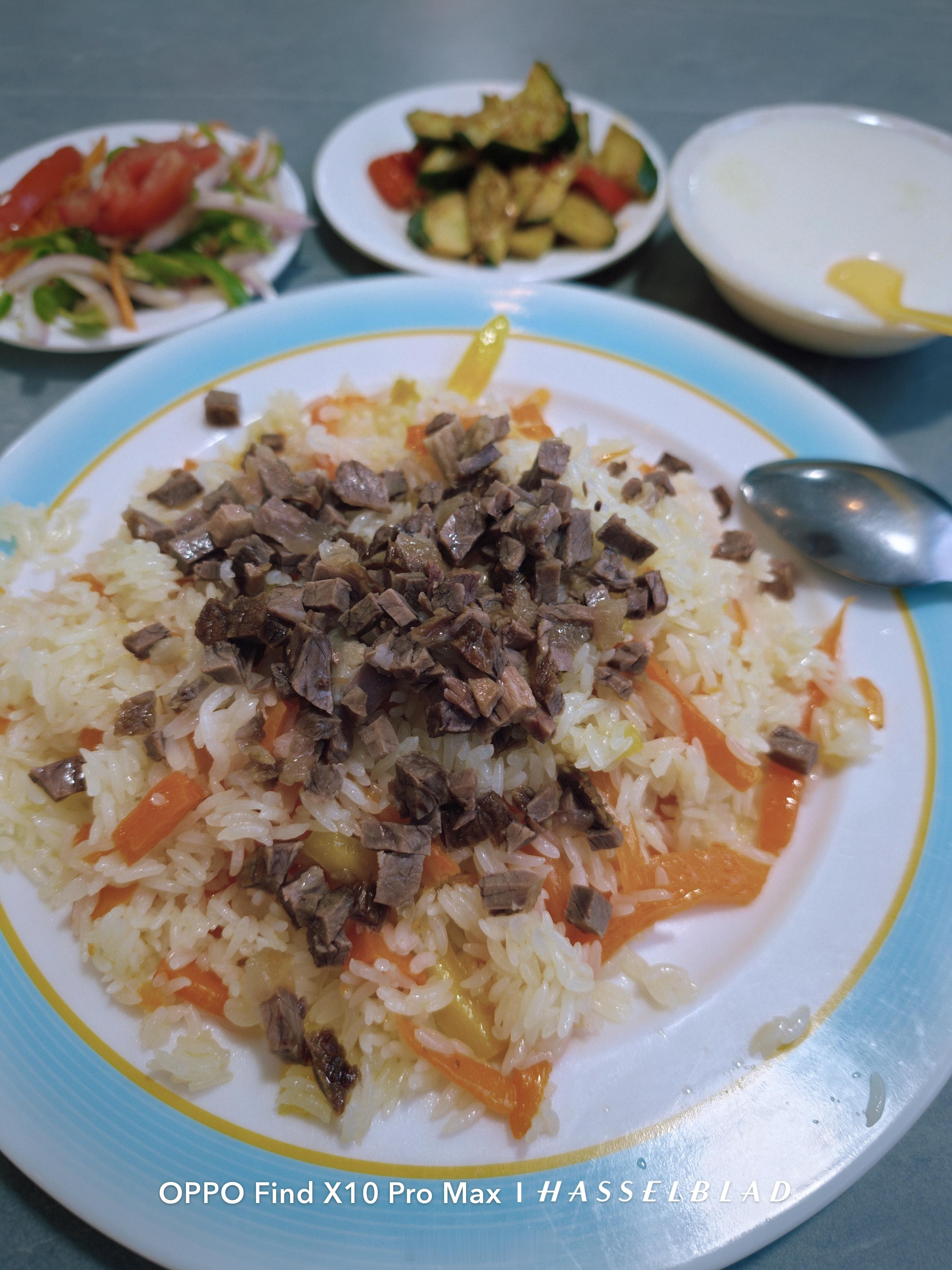 刚出锅的抓饭，每次来新疆伊犁必吃，量大管饱还便宜，这么一份碎肉抓饭25一份，饭不