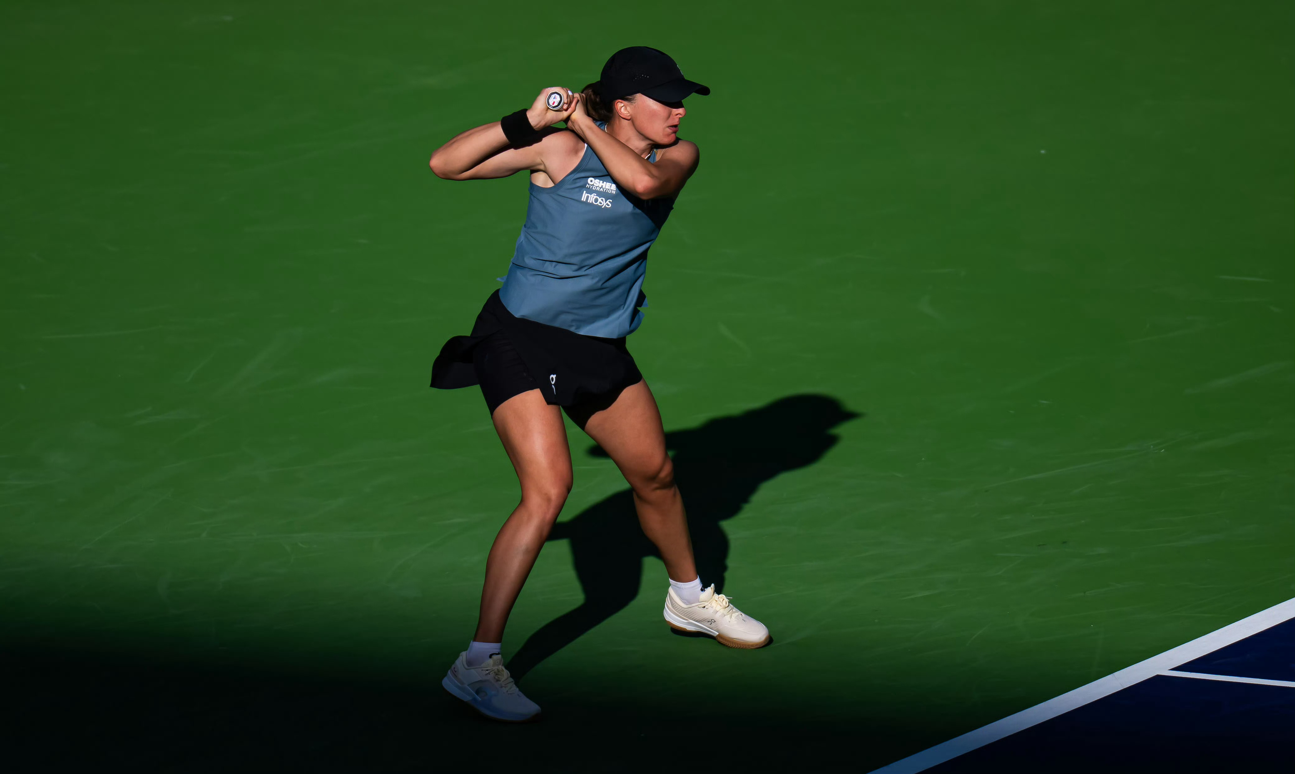 斯维亚泰克在开局0-2后迅速进入状态，以6-3、6-2击败萨卡里，为多哈的失利复