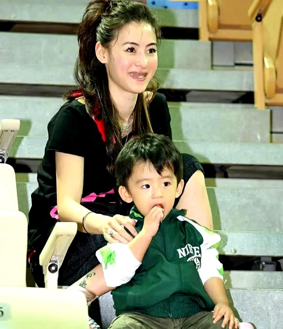 张柏芝不查手机，不拆情书，但孩子从没跑偏。
她不讲大道理，只说：“你选的路，自己