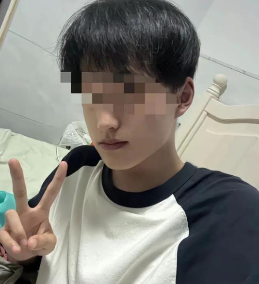 一男孩哭诉，自己刚来杭州打工，借住在姑妈家，发工资后，他给姑妈转了1500块钱，