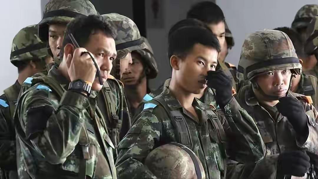 泰柬边境炮火再起，特朗普调停彻底失败！泰国军方放出狠话：这次要把柬埔寨彻底打残！