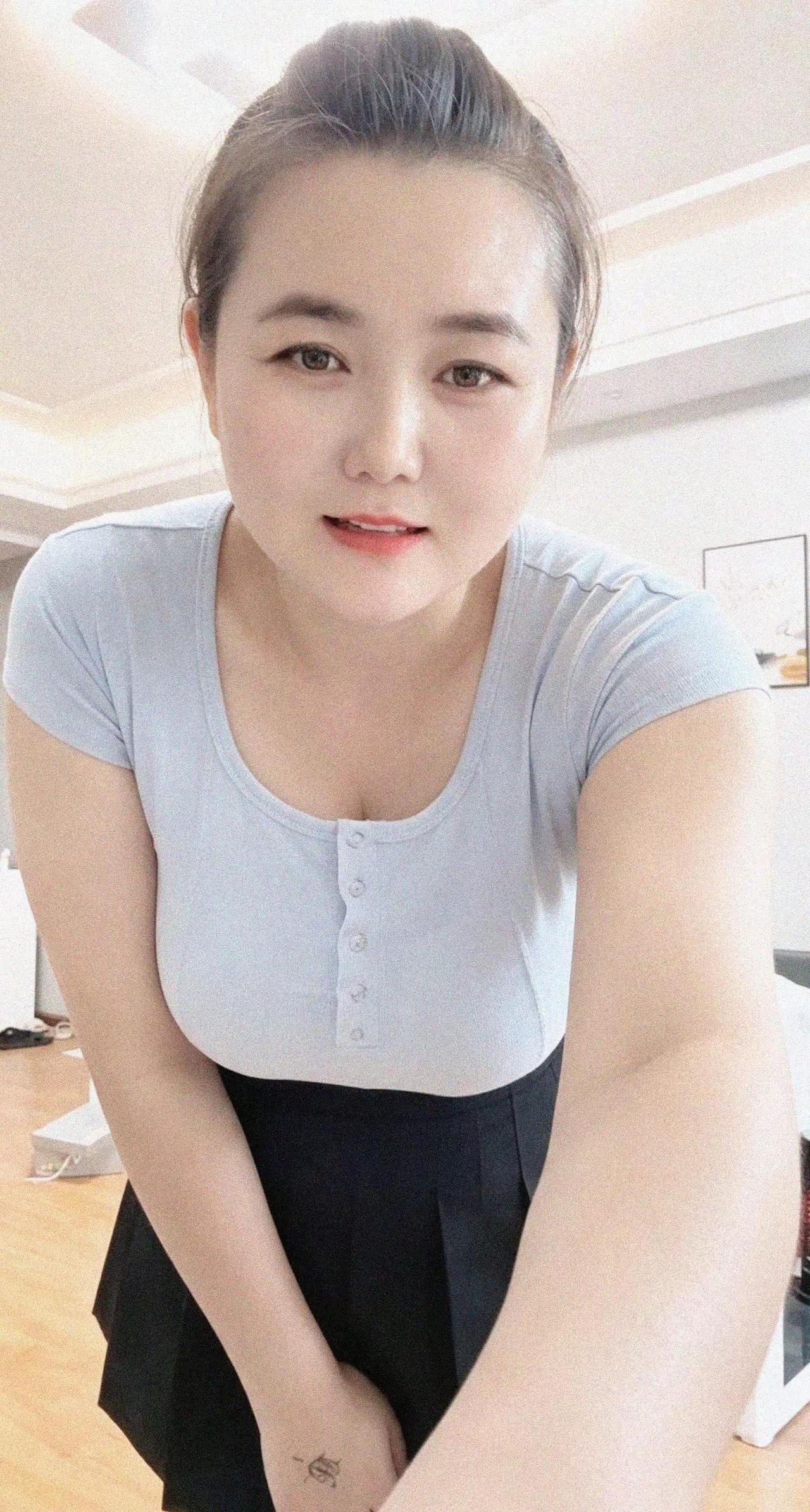 不用别人观赏，自己欣赏穿搭就够。