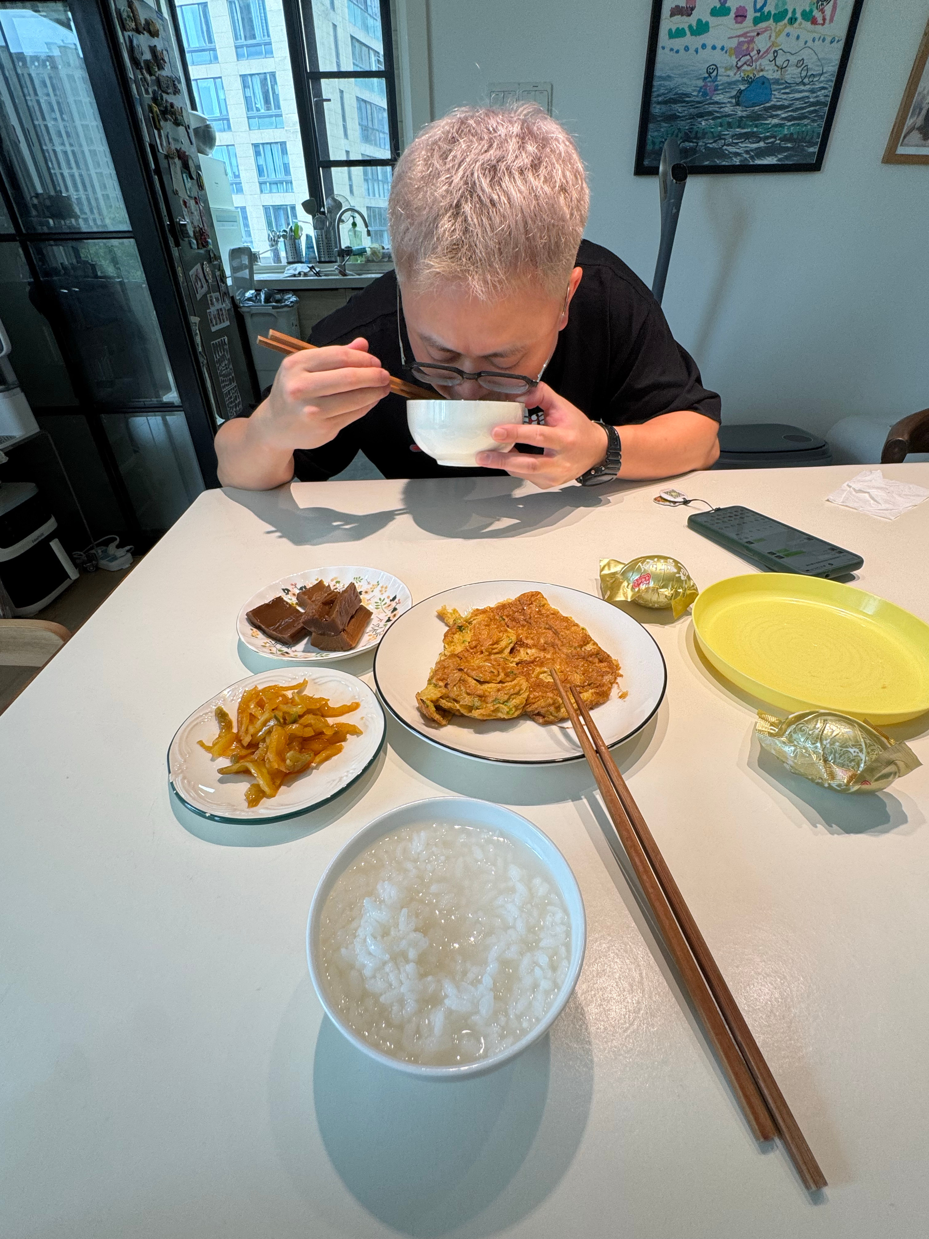 抗台日乔妹被喊去同学家玩儿了我和这位老人在家吃点咸菜泡饭 