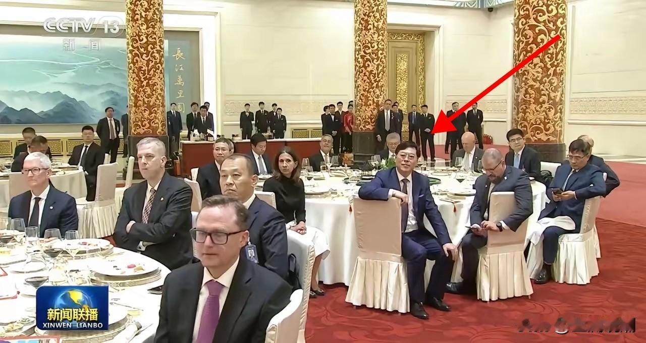 国宴上看到一个熟悉的面孔，一下子想不起他的名字了…

他是谁？他怎么会出现在国宴