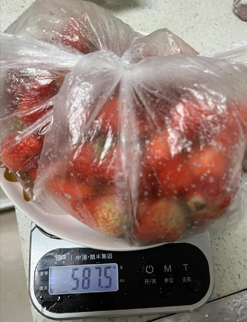 买了路边老爷爷一斤草莓，花了53块钱，拿回家之后才发现不对劲。没想到，第二天老爷