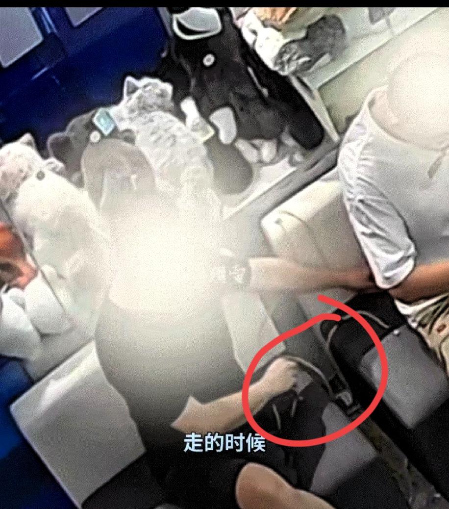 太坏了！山东烟台一男子在店里免费充电后，竟故意扯断数据线，这种行为真是让人无语。