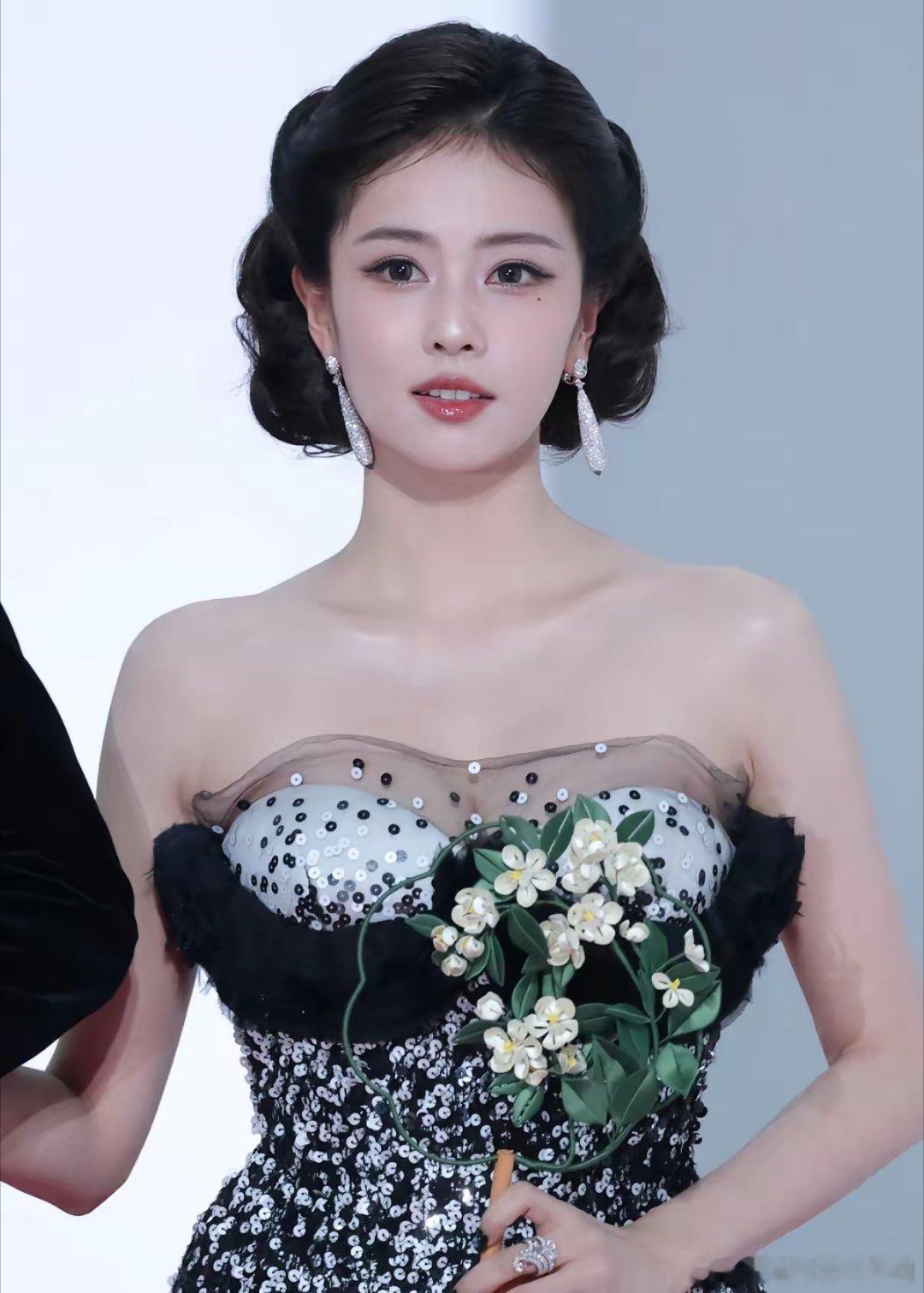 白鹿的颜值见仁见智，但她的耿直性子却是公认的圈粉。星光大赏领奖时，她抛开所有流于