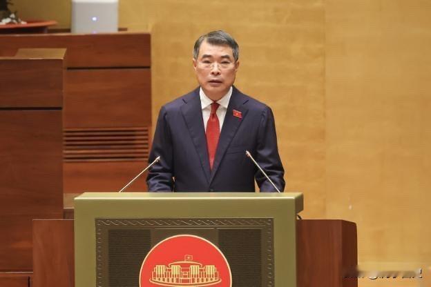 有人说，黎明兴的履历摆在那里——年少时就在中国求学，还一度是“中国通”，新官上任