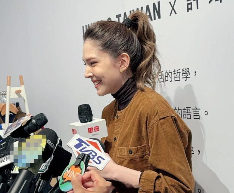 许玮甯说当妈后感到人生完整了许玮甯说不排斥生二胎 据台媒，17日，被问及当妈妈后