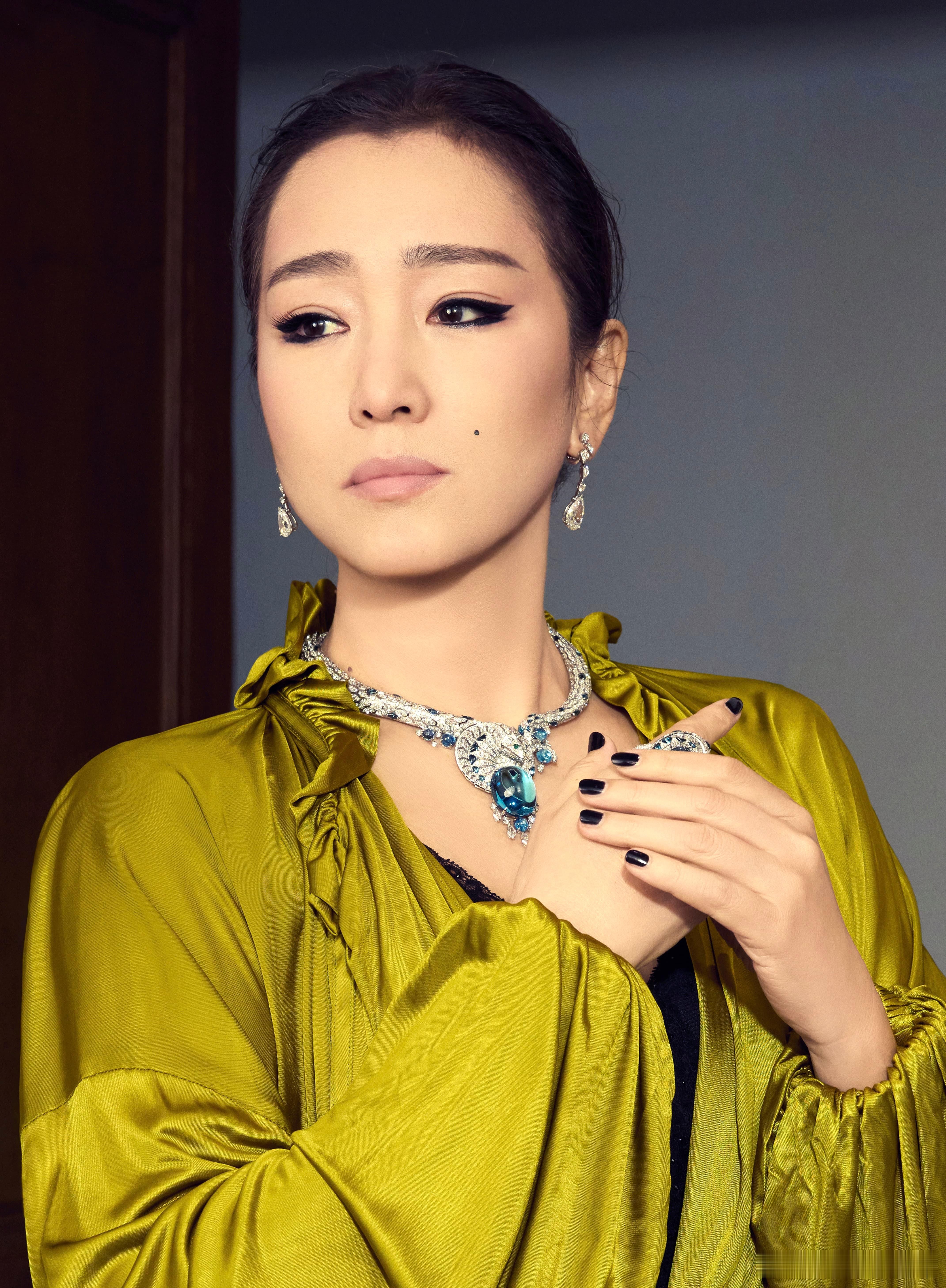 还得是巩俐啊她没有刻意扮嫩的痕迹，也没有过度修饰的妆容，巩俐的美源自于她对自己的