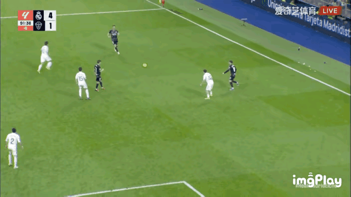 皇马神仙球！土耳其天才70米吊射破门，不但伯纳乌球场的球迷惊呆了，皇马替补席上也