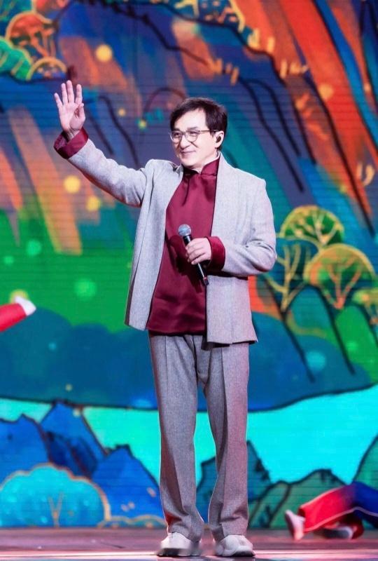 成龙说玩音乐要花点功夫周二好消息来啦！成龙正式加入N次方扬州枣林湾音乐节阵容～做