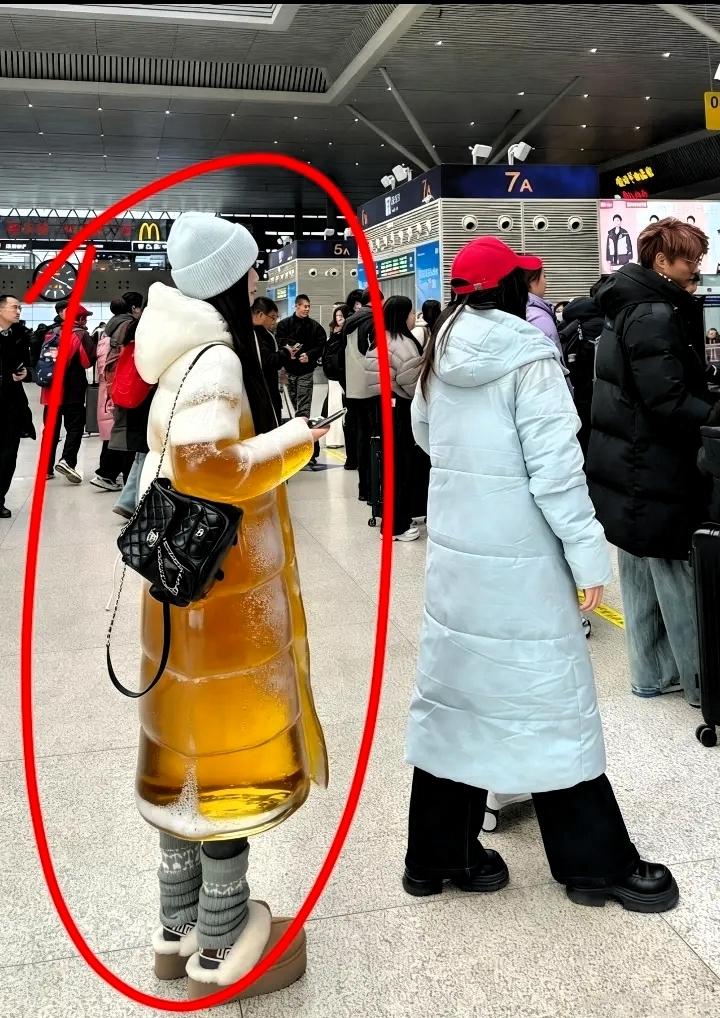 我靠我靠！
今年冬天的“显眼包”羽绒服
非白色款莫属吧！人群里一眼就能锁定，蓬松