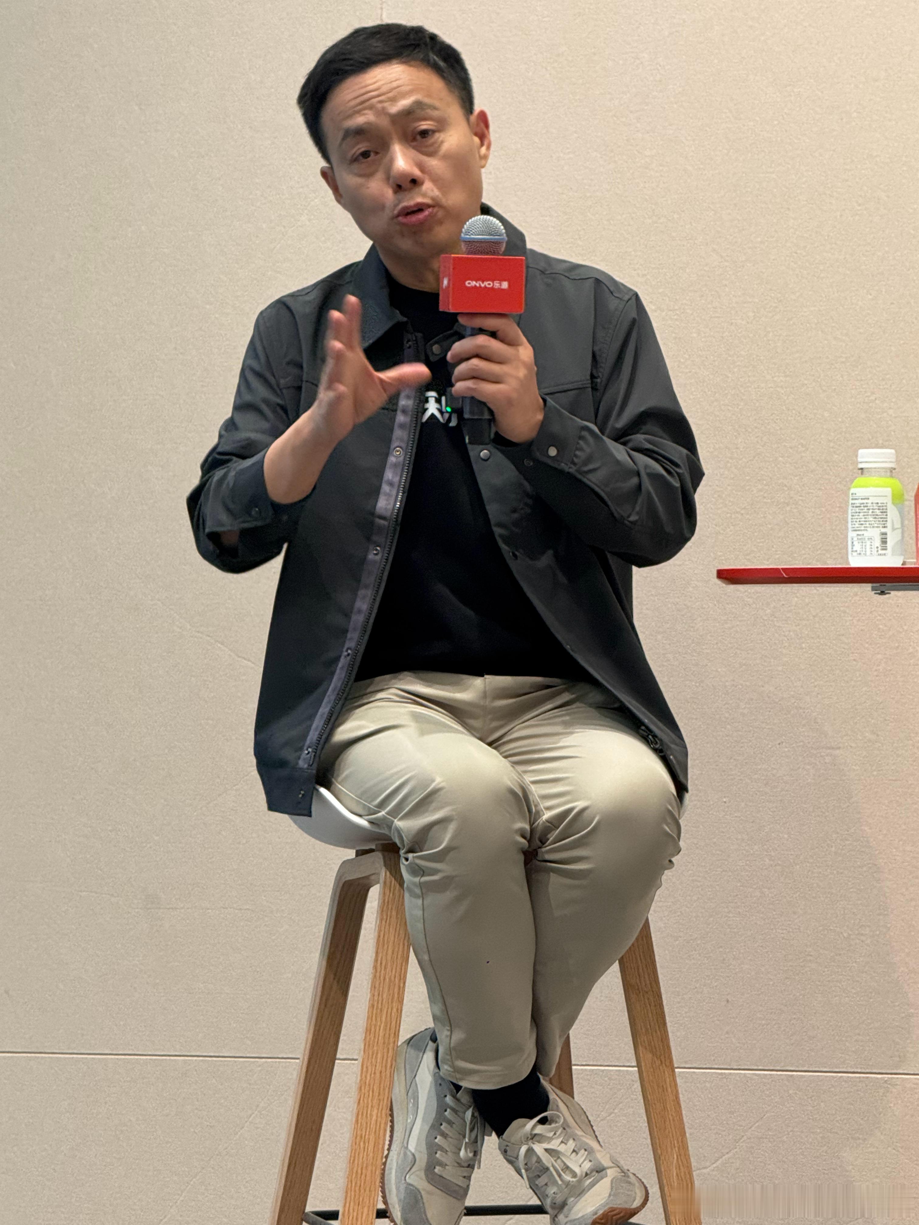 刚刚采访中，沈博说现在乐道L90的量和生产，还是比预期好很多。所以L80会在明年