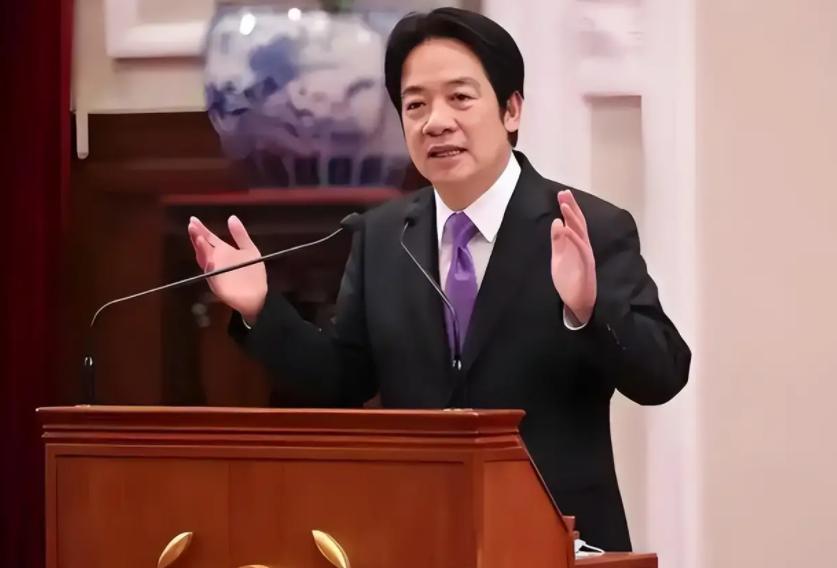 赖清德的表态明显变软了！9月12日，赖清德在出席岛内三军士官联合开学典礼时表示，