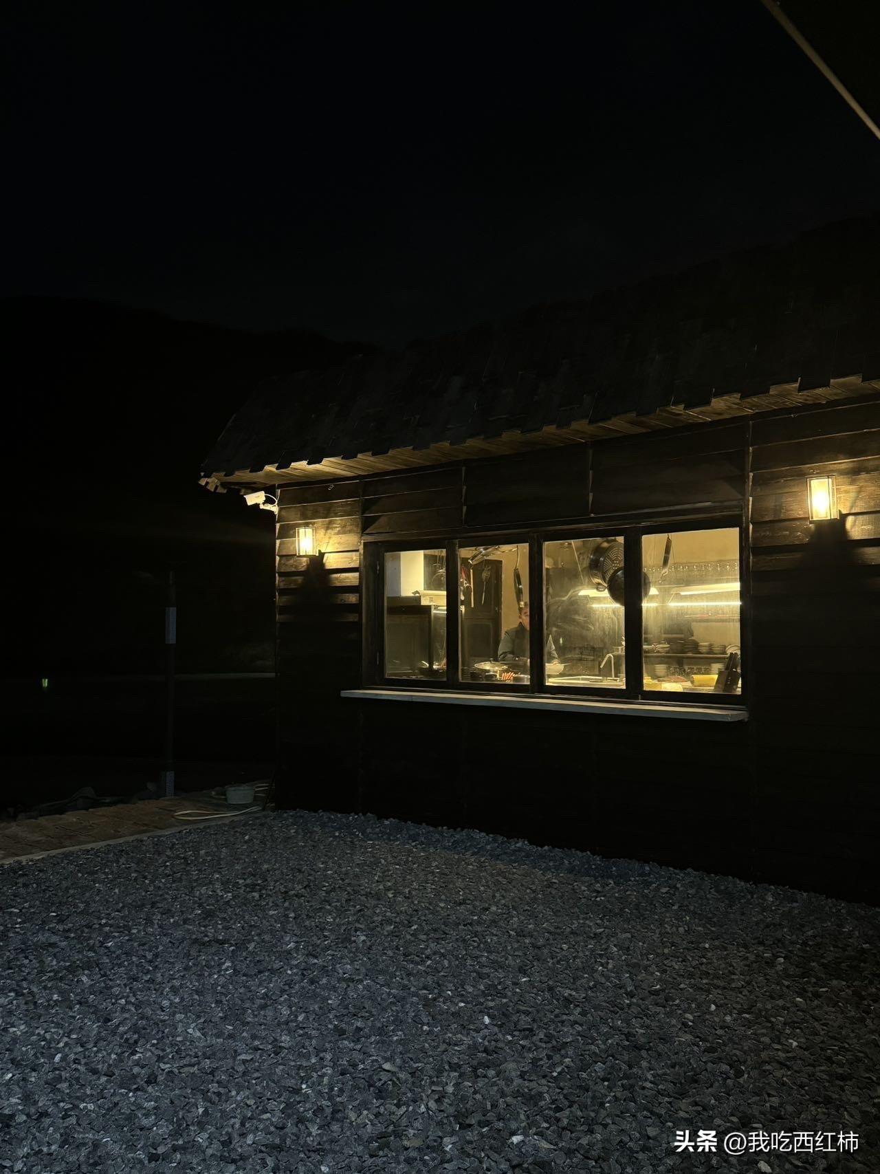 和女朋友是工作认识的，在一起之前是甲乙方合作关系，在一起后也一直保持着业务往来。