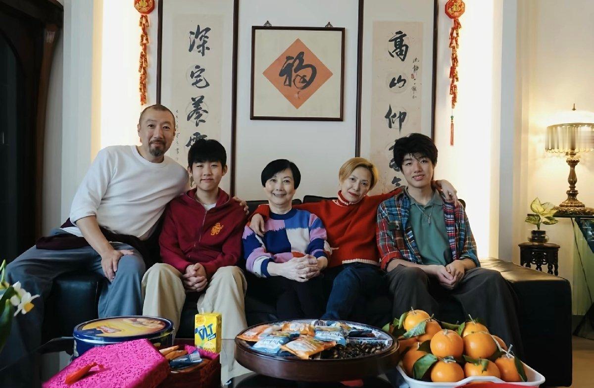 陈慧琳两个儿子的近照，大儿子和舅舅陈司翰长得好像。 