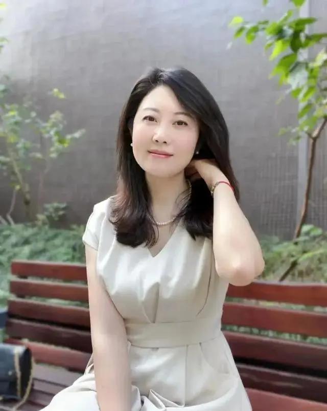 厉害的女人，身上有这些特征，让人害怕又佩服。
很厉害的女人，看上去平平凡凡，风轻