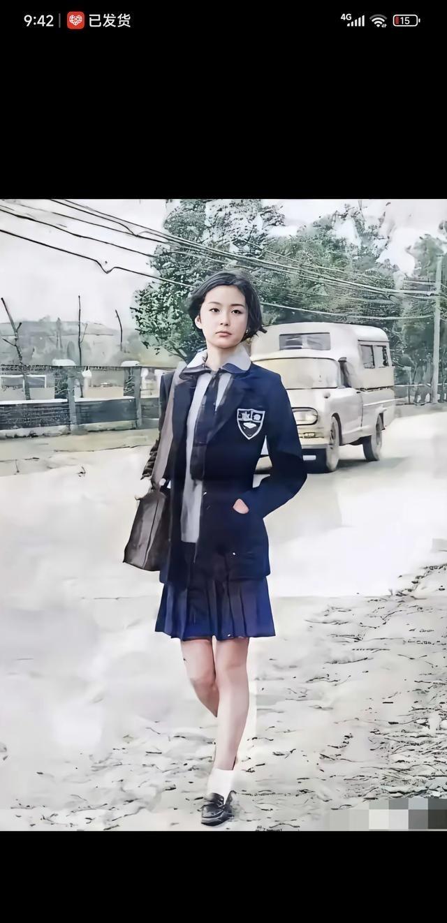 1973年19岁的林青霞穿学生装的照片太绝了，70后应该都认得她。当时清纯得像邻