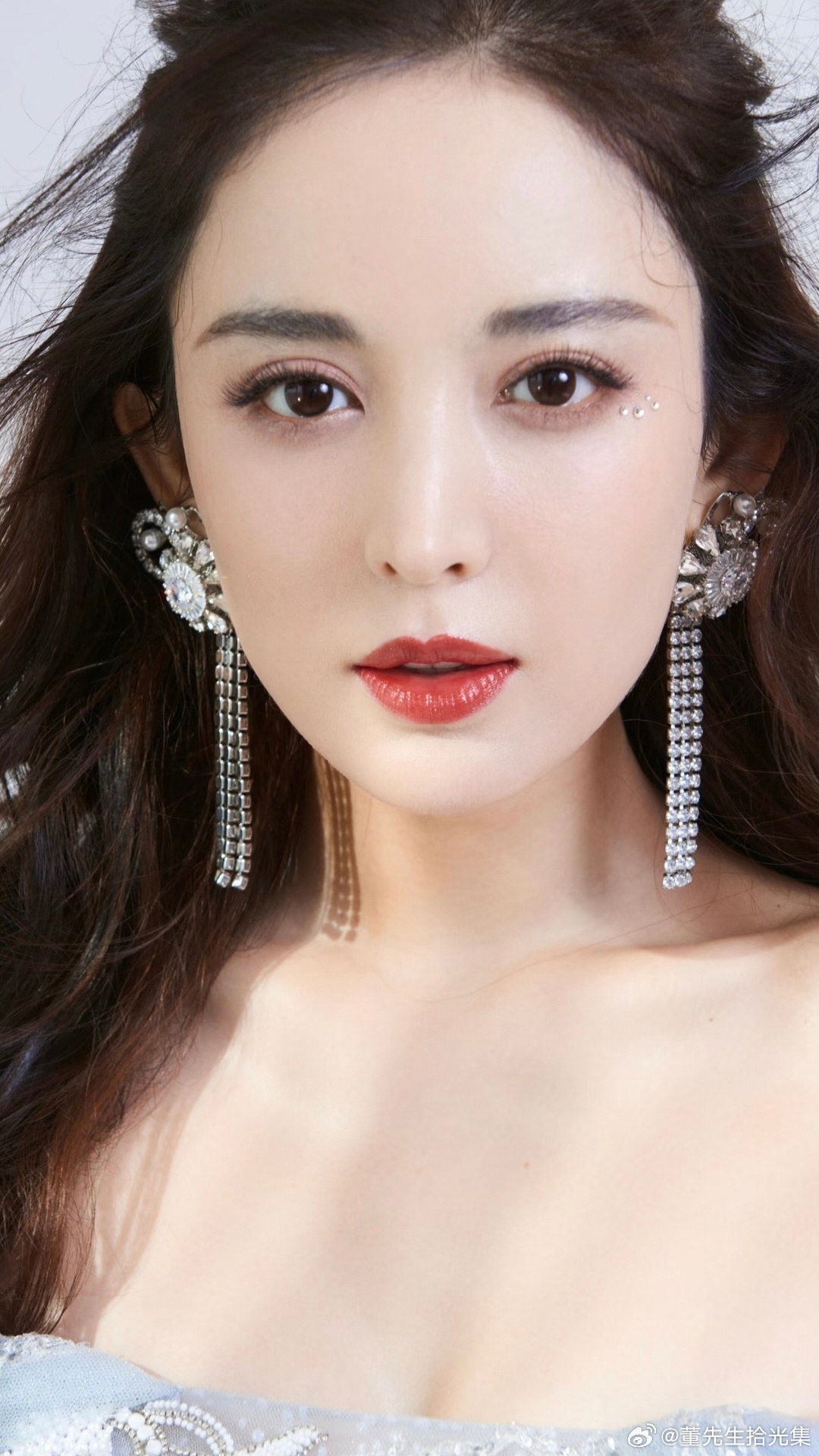 娜扎好震撼的腿身材从不该是评判女性的唯一标准，娜扎的出圈，除了外形优势，更源于她
