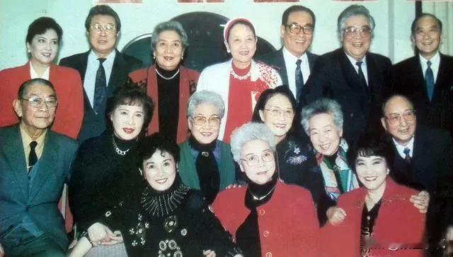 1995年，纪念中国电影诞辰90周年的庆典活动时的合影，照片中的人物皆是“22大